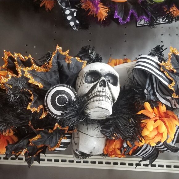 RARE MICHAELS 6 FOOT PRELIT HALLOWEEN FALL AUTUMN SKULL MANTLE GARLAND DECOR - Picture 2 of 2